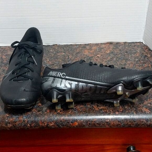 Nike "Just Do It" Cleats...EUC...SIZE 13.5 - Picture 1 of 5